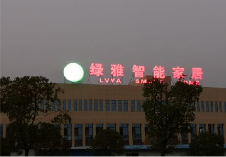 泸水楼顶冲孔发光字是怎么安装的?