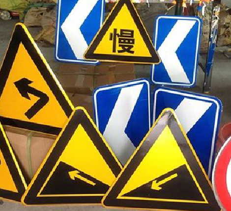 泸水标识标牌中颜色的确定是很重要的。